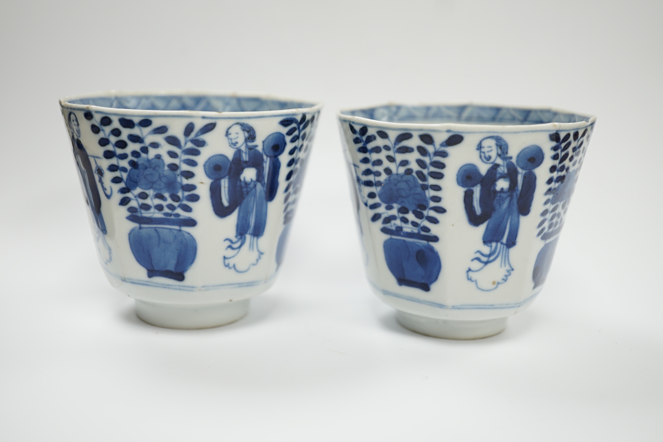 A pair of Chinese blue and white cups, 19th century, 7.5cm